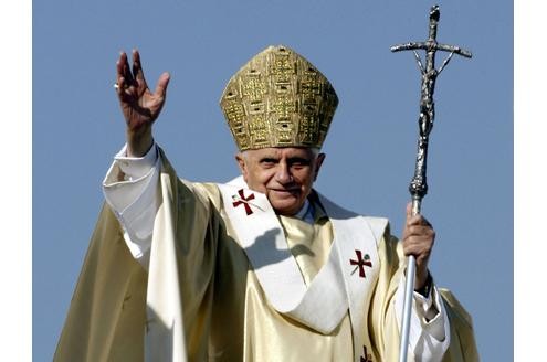 Um es mit Papst Benedikts Worten zu sagen: Nach einem großen Papst Johannes Paul II. haben die Herrn Kardinäle mich gewählt, einen einfachen und bescheidenen Arbeiter im Weinberg des Herrn. (Erste Worte als Papst am 19. April 2005 an die Menschen auf dem Petersplatz)
