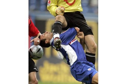 Dass Nationaltorwart Robert Enke nicht zimperlich ist, zeigt dieses Einsteigen gegen Rostocks Antonio di Salvo aus der Saison 2004/05.
