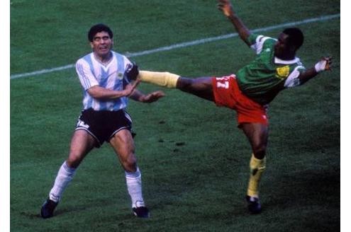 Eine ähnlich Szene gab es auch schon viel früher: Victor Ndip (Kamerun, re.) versucht sich im Kung-Fu gegen Diego Armondo Maradona (Argentinien).