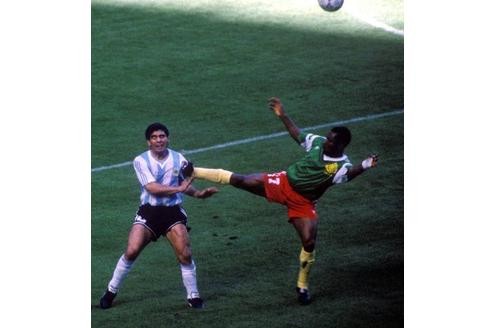 Mit Diego Maradona wurde auch ein anderer großer Spielgestalter Opfer einer Attacke. Kameruns Victor Ndip verteidigt unkonventionell.