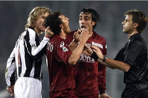 Freundchen, komm' du mal her. Pavel Nedved (Juventus Turin, li.) zieht Gianluca Comotto (FC Turin, 2.v.li.) an den Haaren - vor den Augen des Schiedsrichters Nicola Rizzoli.