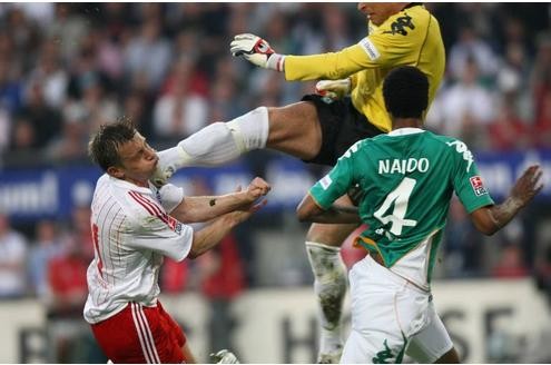 Tim Wiese überschreitet die Grenzen des Erlaubten und landet bei Ivica Olic im Gesicht. Kleine Genugtuung für den Hamburger: Der HSV gewann mit 1:0 in Bremen.