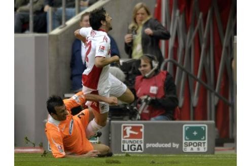 Man achte auf die Dame im Hintergrund. Sie kann es nicht mit ansehen, wie Igor Mitreski (Cottbus, li.) Fabrice Ehret (Köln) foult.