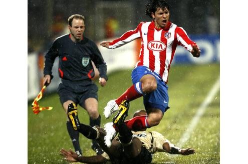 Auch hier ein großes Autsch: Sergio Agüero (Atletico Madrid, re.) wird der Boden unter den Füßen weggezogen.