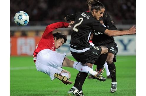 Norberto Araujo (Quito, re.) gegen Ji Sung Park von Manchester United mit dem eingesprungenen Foul an Norberto Araujo (Quito) während der Klub-WM.