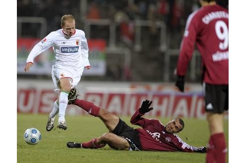 Jaouhar Mnari fährt eine üble Attacke auf das Knie des Augsburgers Tobias Werner.