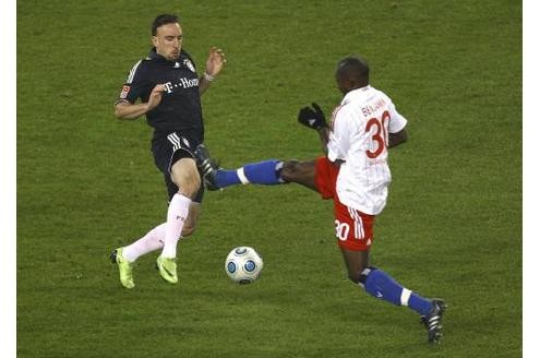 Collin Benjamin vom Hamburger SV geht mit gestrecktem Bein gegen Franck Ribery ins Geschehen. Das tut schon beim Hingucken weh.