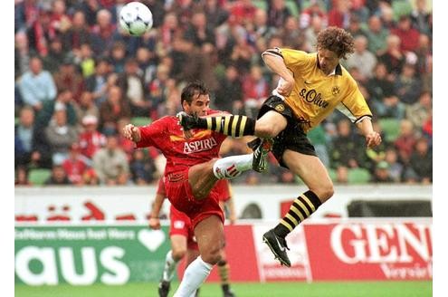 Dieser rustikale Einsatz von Dortmunds Alfred Nijhuis führte damals zum verletzungsbedingten Ausscheiden vom Schwatten Ulf Kirsten (li., Bayer).