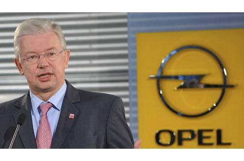 Später sollte sich Koch als (Mit-)Sanierer von Opel ins Gespräch bringen, in seiner zweiten Legislaturperiode zog er als Landeschef seine Sparpläne durch. Allein 10.000 Stellen in der Verwaltung strich Koch.