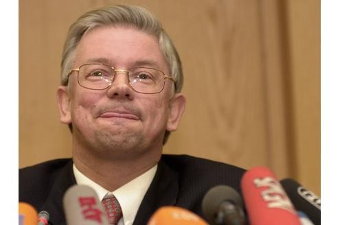 Im Februar 2001 bezog Koch im Landtag in Wiesbaden auf einer Pressekonferenz Stellung zu dem Urteil des Wahlprüfungsgerichtes, das die Landtagswahl in Hessen vom Februar 1999 für gültig erklärt hatte.