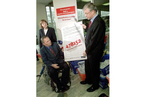 Gewonnen hatte Koch die Wahl dank einer umstrittenen Kampagne. Anfang Februar 1999 übergab er in Bonn insgesamt 478.152 Unterschriften aus der CDU-Aktion gegen die doppelte Staatsbürgerschaft an den damaligen CDU-Vorsitzenden Wolfgang Schäuble und Generalsekretärin Angela Merkel.