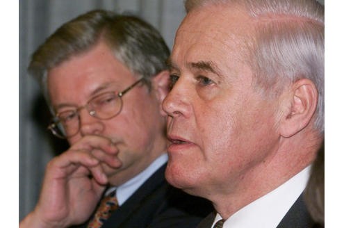 Eine der brenzligsten Situationen in Kochs Karriere: Anfang Januar 2000 sitzt er mit dem früheren CDU-Landesvorsitzenden Manfred Kanther in einer Pressekonferenz zur Parteispendenaffäre in der hessischen CDU.