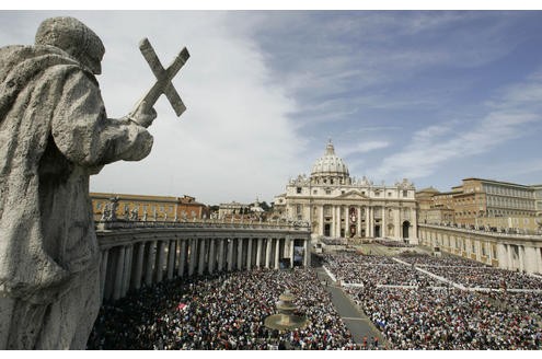 Ein ähnliches Bild ist im April 2006 zu sehen. Zehntausende Gläubige sammeln sich am auf dem Petersplatz in Rom, um mit Papst Benedikt die Ostermesse zu feiern.