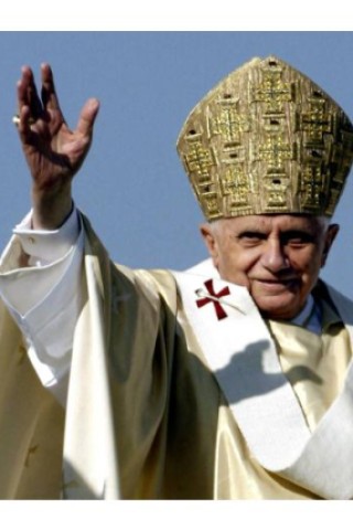 Papst Benedikt XVI. - gegen den Widerstand des Vatikans hat die erzkonservative Piusbruderschaft drei Männer im bayerischen Zaitzkofen zu Priestern geweiht. Foto: ddp