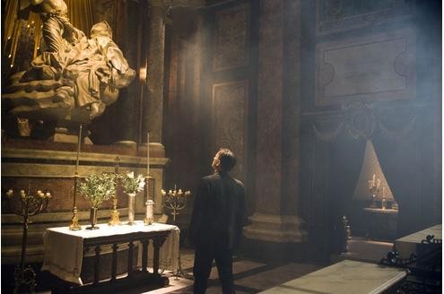 Robert Langdon (Tom Hanks) sucht in einer Kirche nach Spuren. © Sony Pictures