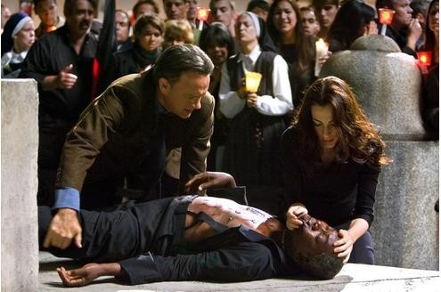 Robert Langdon (Tom Hank) und Vittoria Vetra (Ayelet Zurer) finden ein weiteres Mordopfer.© Sony Pictures