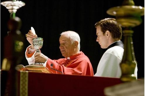Kardinal Strauss (Armin Mueller-Stahl, links) und der Camerlengo (Ewan McGregor) zelebrieren eine Messe.© Sony Pictures