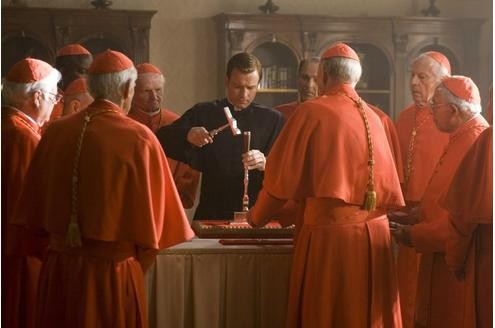 Umringt von den Kardinälen bricht der Camerlengo (Ewan McGregor, Mitte) das Siegel. © Sony Pictures
