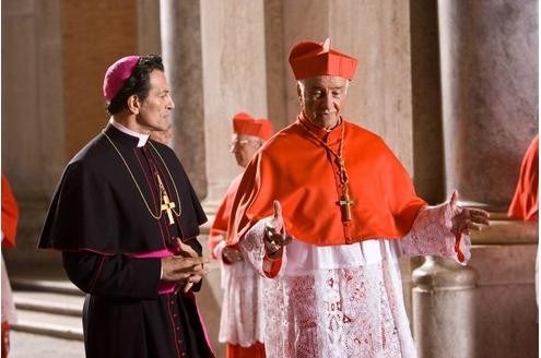 Kardinal Strauss (Armin Mueller-Stahl, rechts) berät sich mit Vater Simeon (Cosimo Fusco). © Sony Pictures