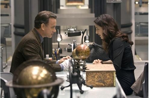 Robert Langdon (Tom Hanks) und Vittoria Vetra (Ayelet Zurer) suchen in den Archiven des Vatikan nach Anhaltspunkten.© Sony Pictures