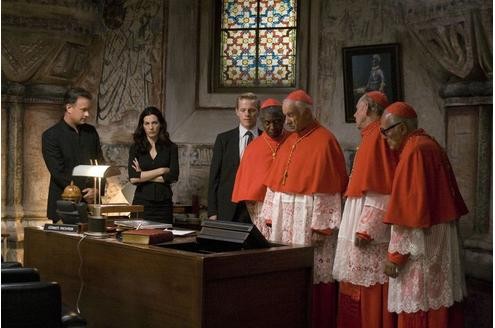 Robert Langdon (Tom Hanks) und Vittoria Vetra (Ayelet Zurer) beraten sich im Vatikan mit Chartrand (Thure Lindhardt) und den Kardinälen (darunter Armin Mueller-Stahl, von links nach rechts). © Sony Pictures