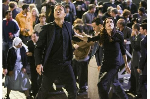 Robert Langdon (Tom Hanks) und Vittoria Vetra (Ayelet Zurer) bahnen sich auf dem Petersplatz einen Weg durch die Menge. © Sony Pictures
