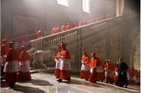 Der Camerlengo (Ewan McGregor) begleitet die Kardinäle auf ihrem Weg in das Konklave. © Sony Pictures