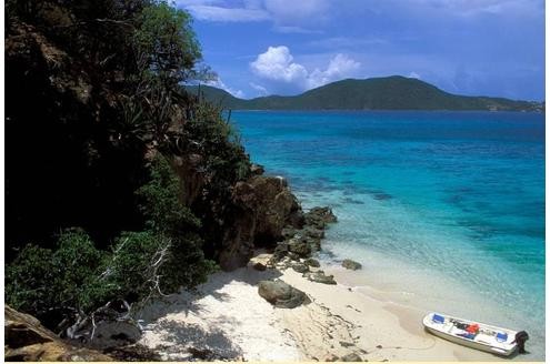 In der Karibik lässt es sich an weißen Sandstränden wunderbar entspannen.