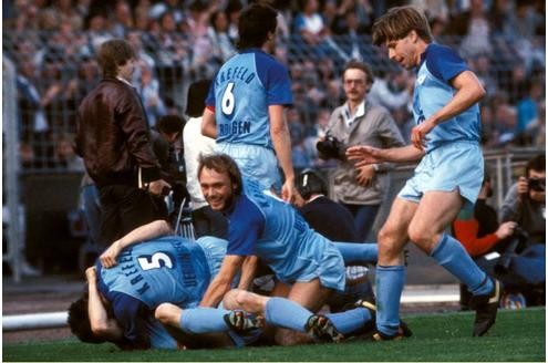 Torjubel von Bayer 04 Uerdingen in der Relegation 1983 gegen Schalke, u.a. mit: Werner Buttgereit (Mitte) und Norbert Brinkmann (re.).
