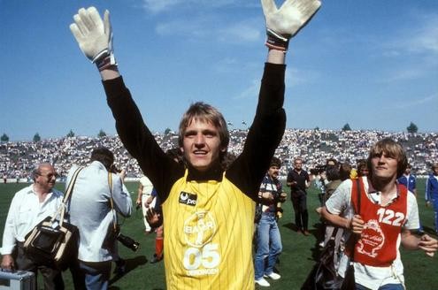 Torwart Werner Vollack (Uerdingen) freut sich nach dem 1:1-Unentschieden im Rückspiel über den perfekten Bundesligaaufstieg 1983.