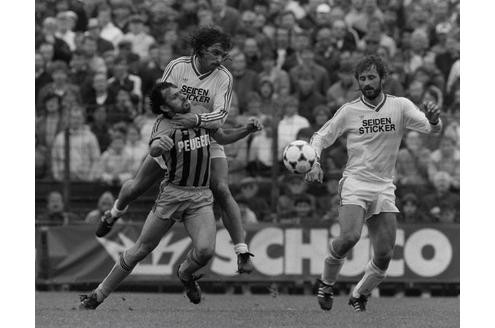 Norbert Seel (Saarbrücken, li.) gegen Norbert Dronia (Bielefeld) im Relegationsspiel in der Saison 1984/1985.