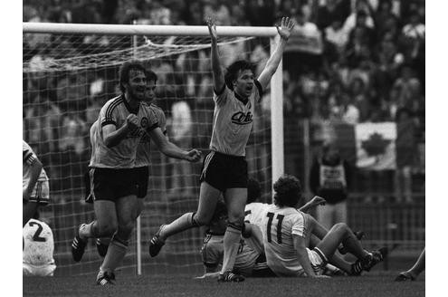 Auch Borussia Dortmund musste durch die Relegation: 1986 jubelten Jürgen Wegmann (re.) und Dirk Hupe über einen Treffer gegen Fortuna Köln.