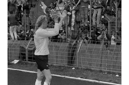 Torwart Volker Ippig (St. Pauli) bedankt sich trotz des Abstiegs bei den Fans...