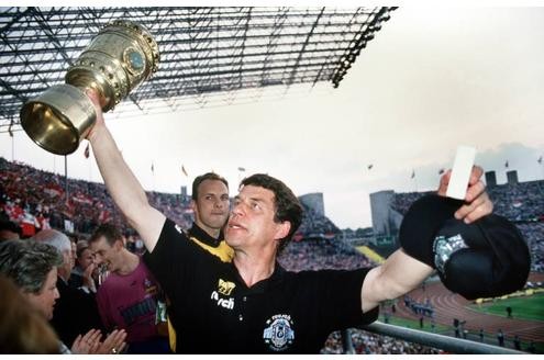In seinem vorletzten Jahr an der Weser holte Rehhagel seinen fünften Titel mit Werder. Es war wieder ein DFB-Pokalsieg, diesmal in der Saison 93/94.