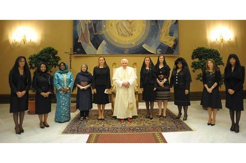 Bilder einer Papstaudienz zahlreicher First Ladies am Rande des im Sommer 2009 in L'Aquila stattfindenden G8-Gipfeltreffens.