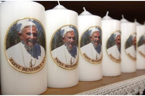 Und die Souvenir-Industrie weiß den Papst aus Deutschland gut für sich zu nutzen: Von Kerzen ...