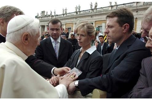 Ein Bild, das viele Menschen bewegt hat: Papst Benedikt XVI. empfängt im Jahr 2007 die Eltern der entführten Madeleine, Gerry und Kate McCann, in Rom.