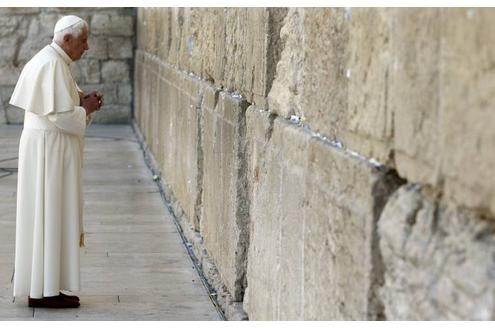 Ein großer Moment: Papst Benedikt XVI. betet an der Klagemauer im Rahmen seines Besuchs in Jerusalem im Mai 2009.