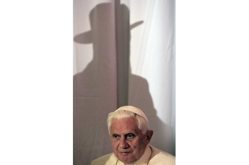 Papst Benedikt XVI. und der Schatten eines Rabbis in Jerusalem.