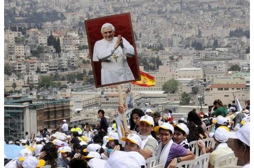 Anhänger von Papst Benedikt XVI. während der Messe auf dem Precipice in Nazareth.