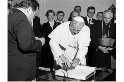 Bereits am 27. Juni 1977 wird er als Kardinalpriester mit der Titelkirche Santa Maria Consolatrice al Tiburtino in das Kardinalskollegium aufgenommen. Als Kardinal empfängt er auch den späteren Papst Johannes Paul II.