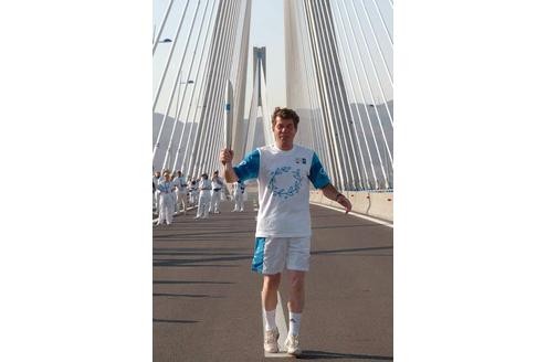 Rehhagel durfte im August 2004 auf der Peloponnes-Brücke die olympische Fackel tragen.
