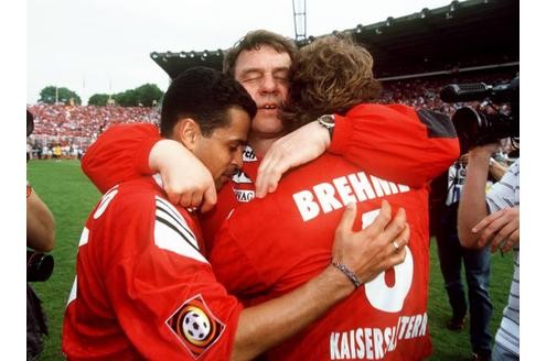 Rehhagel schaffte erneut ein Wunder: Als Aufsteiger gewann Kaiserslautern den Titel - bis heute einzigartig in der Bundesliga. Hier jubelt er mit Ratinho und Andi Brehme.