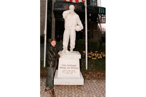 Rehhagel-Verehrung in Bremen: Otto I., König von Bremen, regierte diese Stadt vom 2. April 1981 bis 17. Juni 1995 - das Denkmal zeigt den Trainer in typischer Pose, die Hand am Mund zum Pfiff.