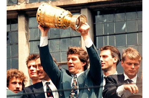 Auf dem Bremer Rathausbalkon am 23. Juni 1991 mit (v.r.) Uli Borowka, Frank Neubarth, Jonny Otten, Marinus Bester und Marco Bode.