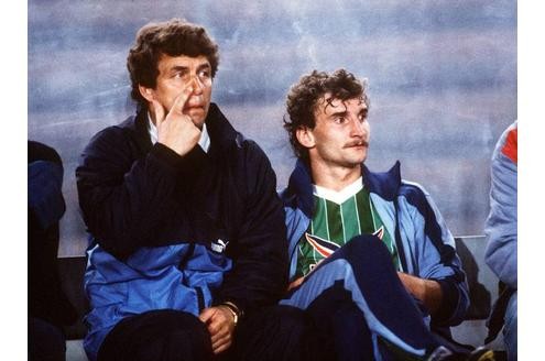 Rehhagel mit dem jungen Rudi Völler am 13. September 1985.