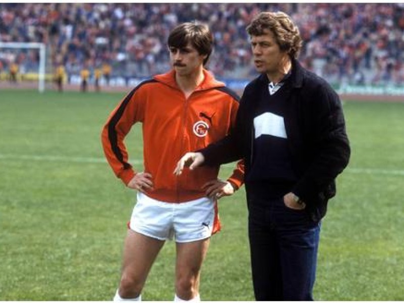 Saarbrücken, Offenbach, Bremen, Dortmund, Bielefeld - fünf Stationen in sieben Jahren. Ab Oktober 1979 folgte dann Nummer sechs: Fortuna Düsseldorf! Erstmals arbeitete Rehhagel mit Klaus Allofs (l.) zusammen...