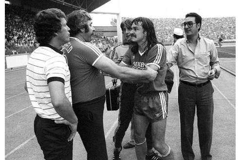 Am 2. April 1981 begann Rehhagels zweite Amtszeit bei Werder Bremen. Die erfolgreichste Amtszeit seiner Karriere. Doch zunächst musste er sich erst einmal mit Ewald Lienen auseinandersetzen. Der ging am 14. August 1981 auf Rehhagel los, weil er vermutete, dass Rehhagel Norbert Siegmann zu einem groben Foul angestiftet hatte.