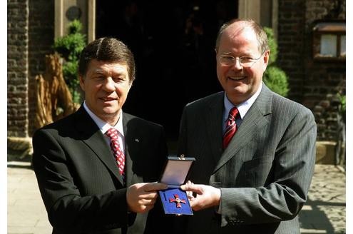 ... und mit dem damaligen NRW-Ministerpräsidenten Peer Steinbrück, der ihm das Bundesverdienstkreuz verlieh.