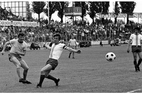 Naja, nicht nur Hacki Wimmer, sondern auch Lothar Ulsaß (Eintracht Braunschweig), hier am 22. Mai 1971.
